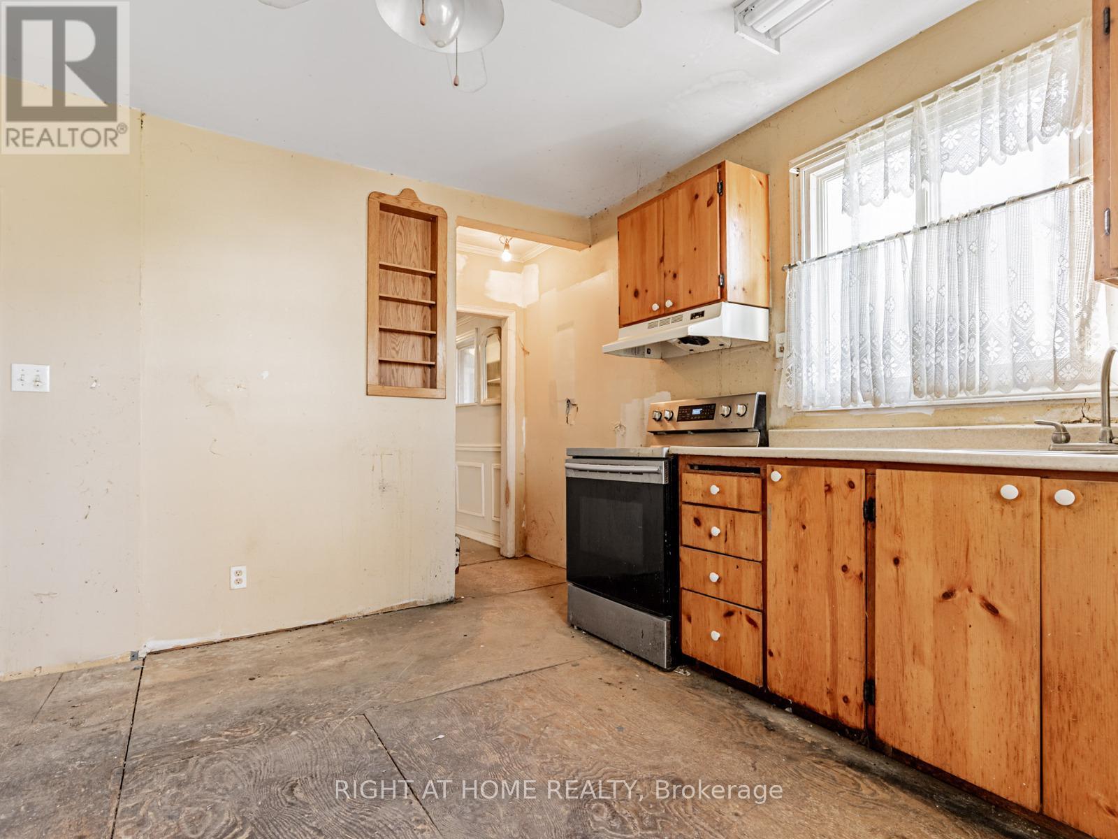 936 First Street, Mississauga, Ontario  L5E 1A8 - Photo 15 - W12558662