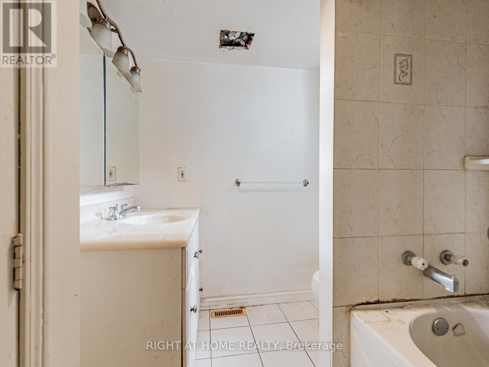 936 First Street, Mississauga, Ontario  L5E 1A8 - Photo 19 - W12558662