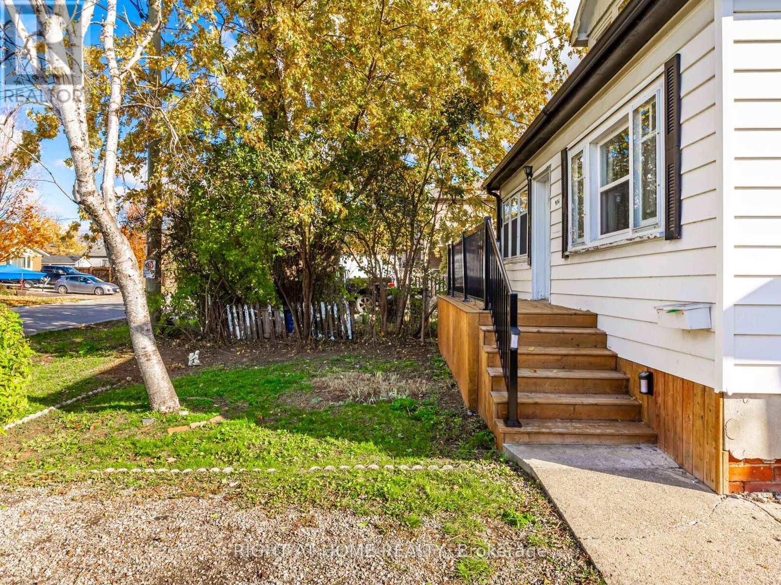 936 First Street, Mississauga, Ontario  L5E 1A8 - Photo 2 - W12558662