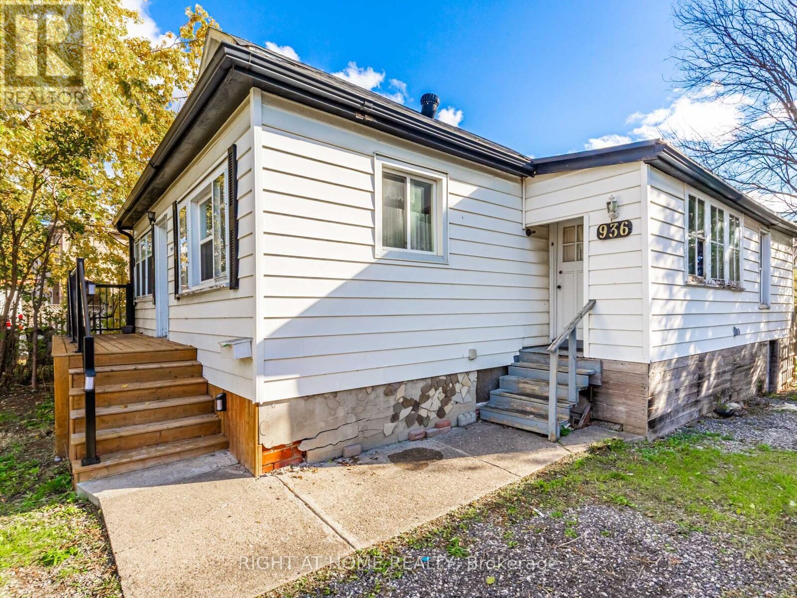 936 First Street, Mississauga, Ontario  L5E 1A8 - Photo 3 - W12558662