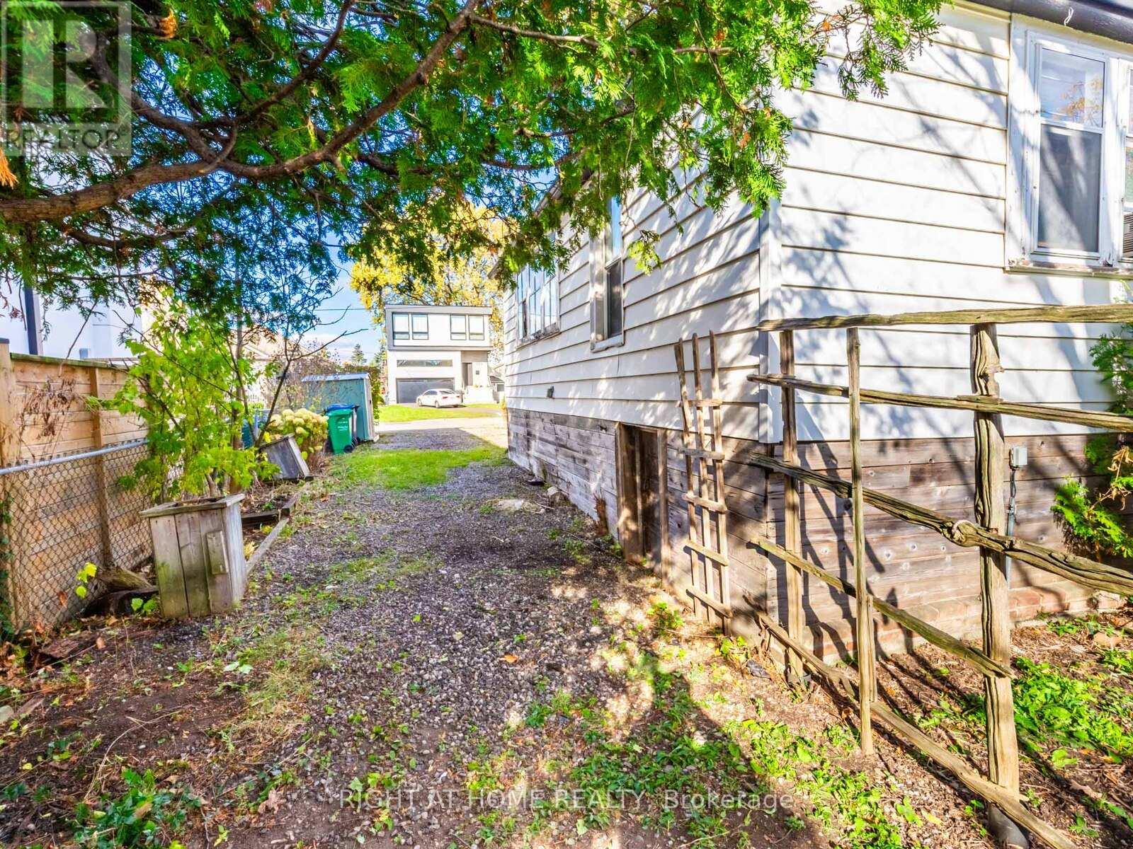 936 First Street, Mississauga, Ontario  L5E 1A8 - Photo 4 - W12558662