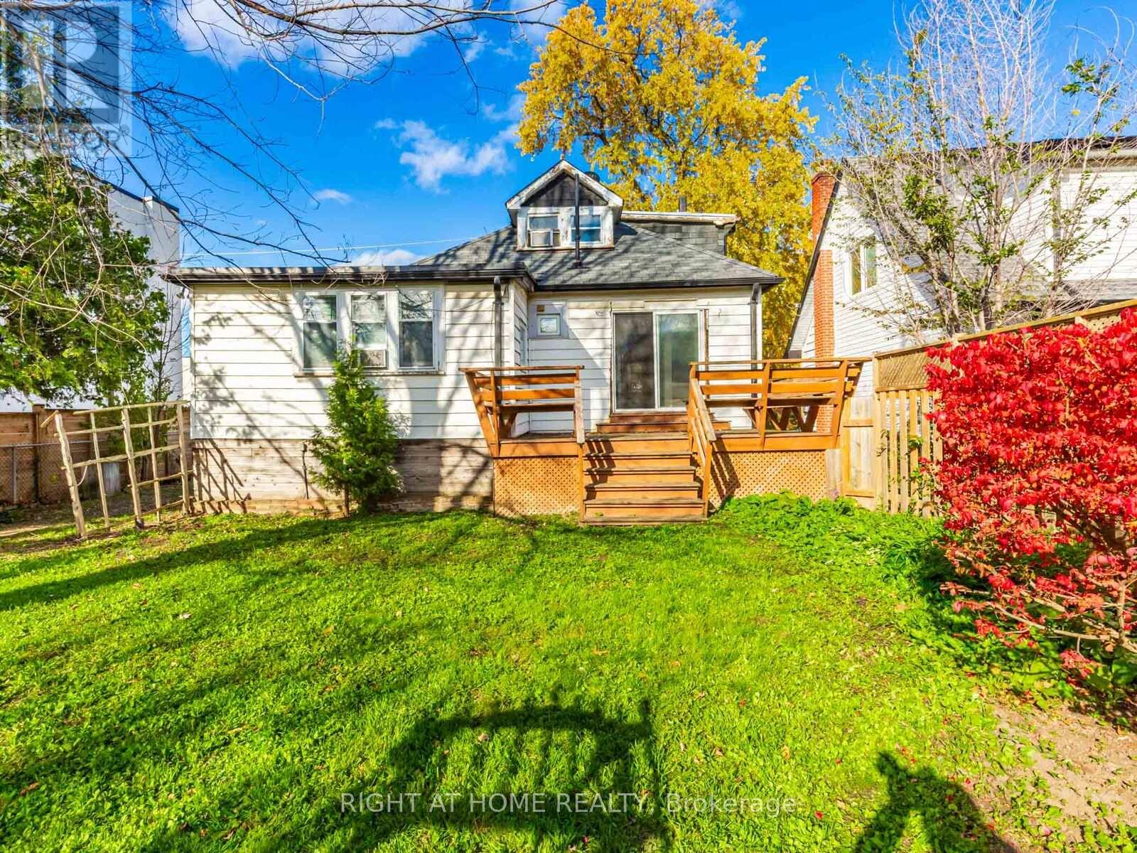 936 First Street, Mississauga, Ontario  L5E 1A8 - Photo 5 - W12558662