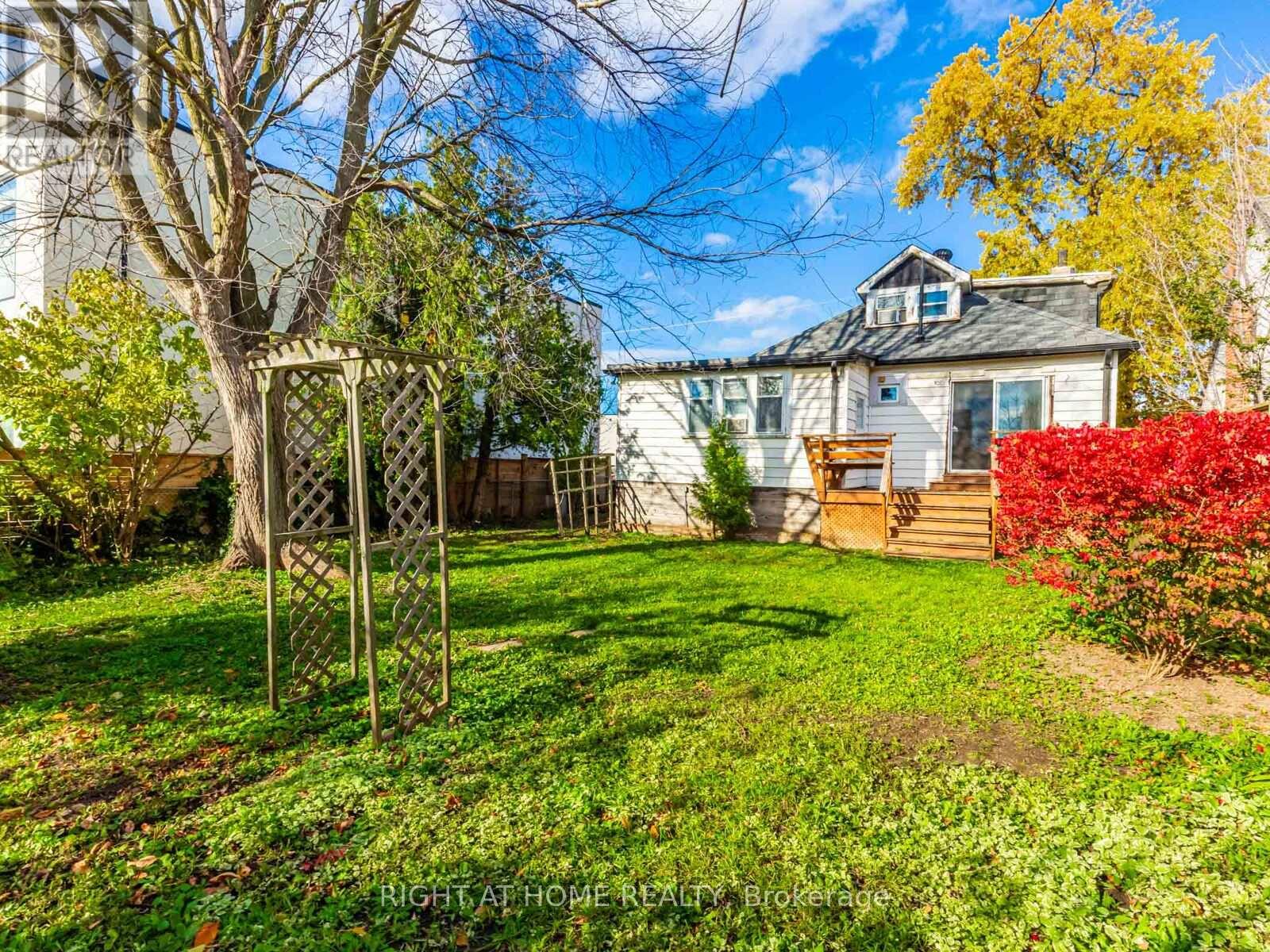 936 First Street, Mississauga, Ontario  L5E 1A8 - Photo 7 - W12558662