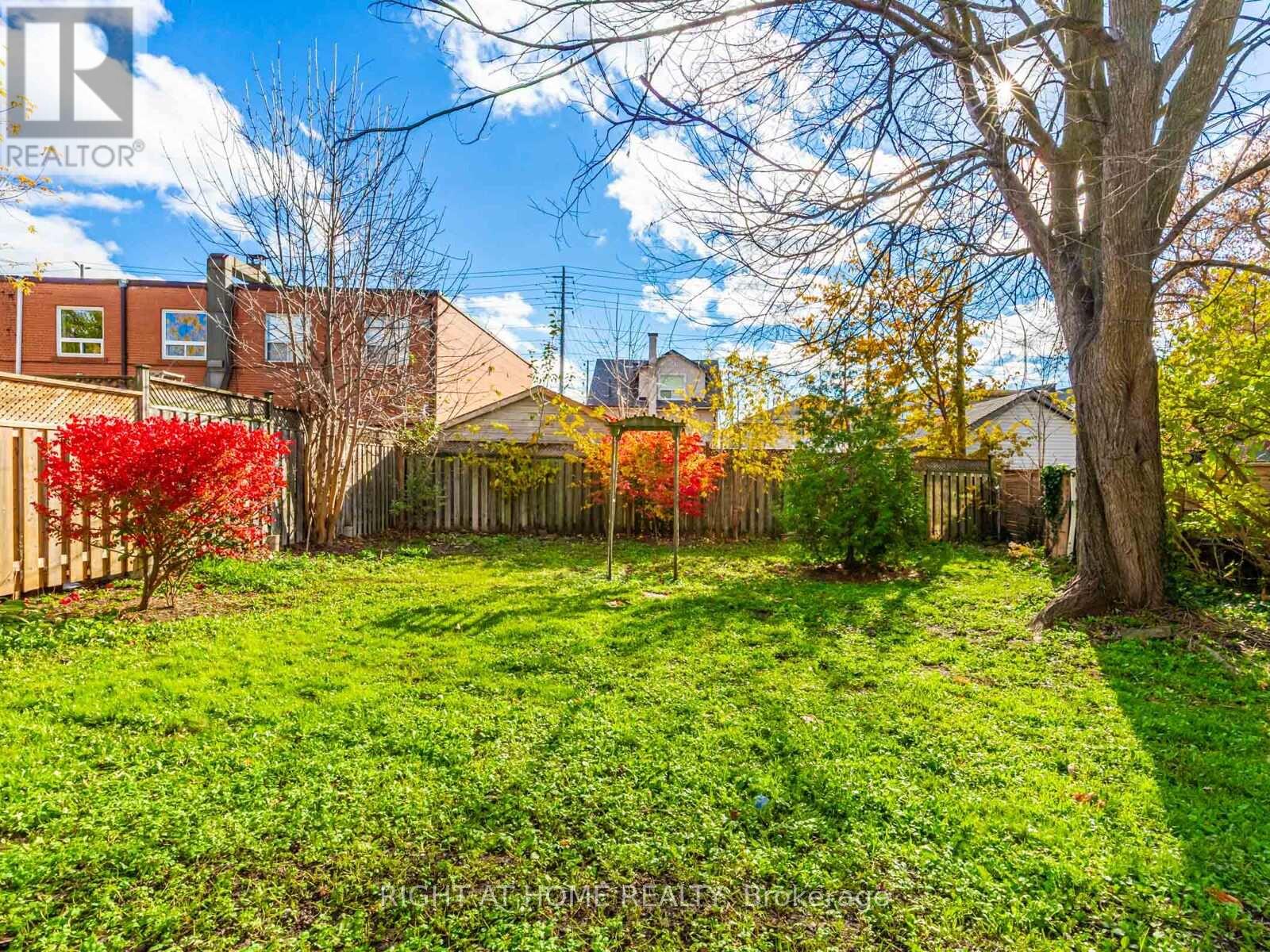 936 First Street, Mississauga, Ontario  L5E 1A8 - Photo 9 - W12558662