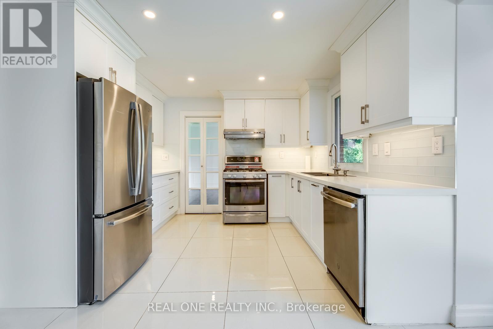 2231 All Saints Crescent, Oakville, Ontario  L6J 5N1 - Photo 14 - W12558898