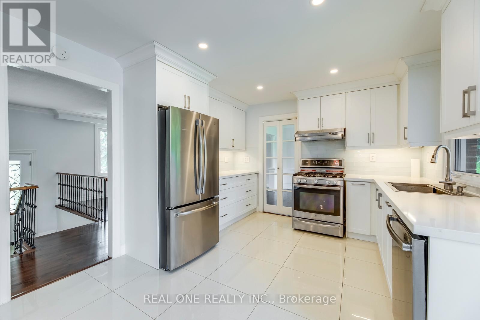 2231 All Saints Crescent, Oakville, Ontario  L6J 5N1 - Photo 16 - W12558898