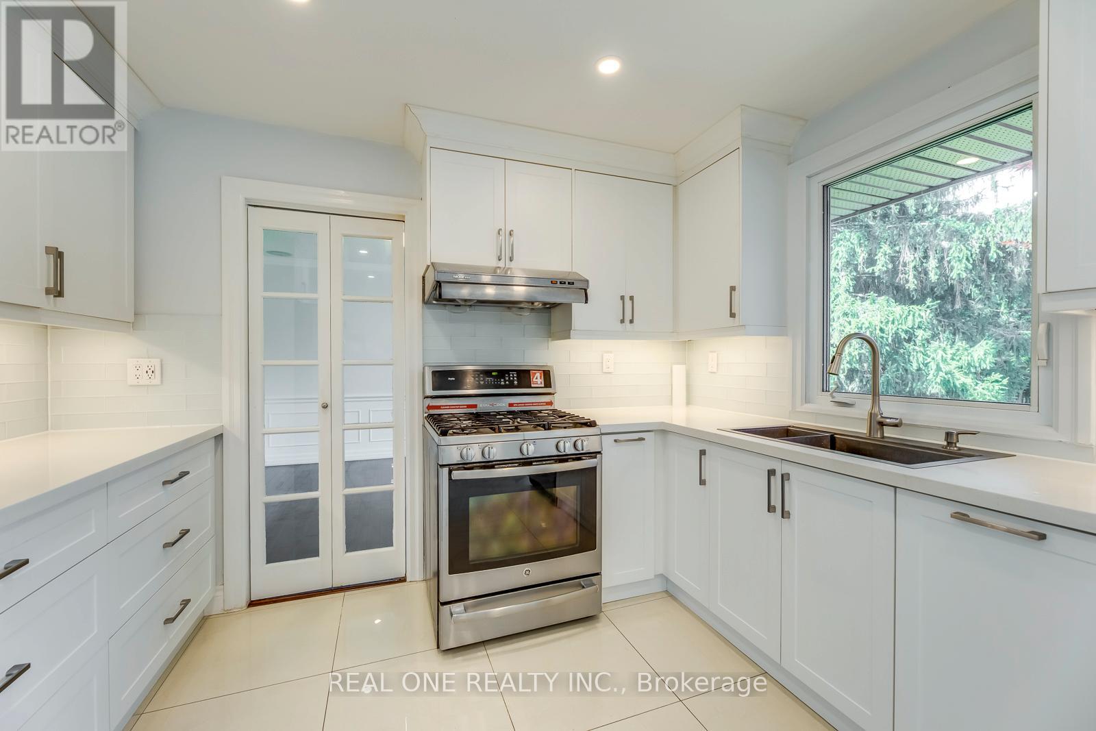 2231 All Saints Crescent, Oakville, Ontario  L6J 5N1 - Photo 17 - W12558898