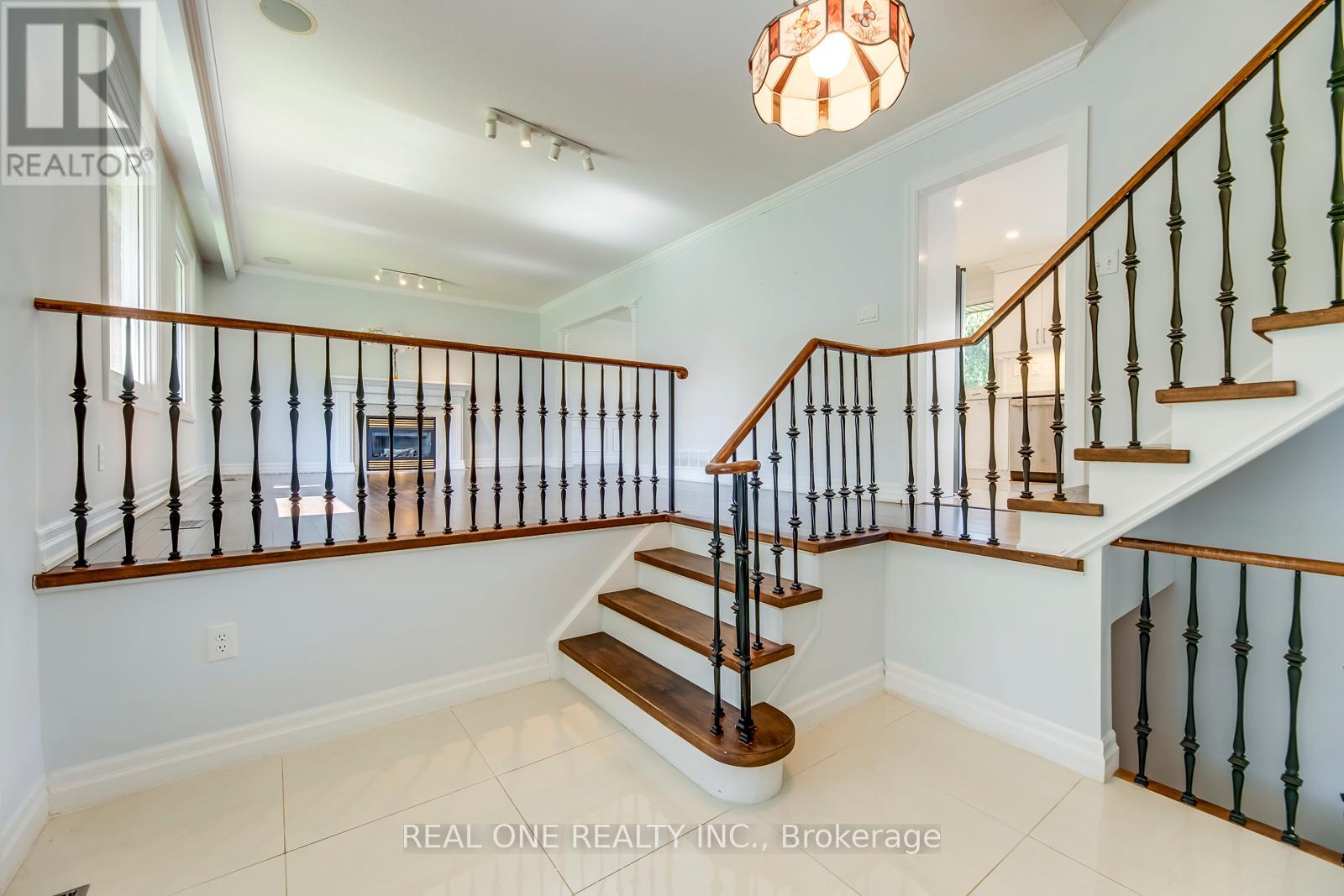 2231 All Saints Crescent, Oakville, Ontario  L6J 5N1 - Photo 5 - W12558898