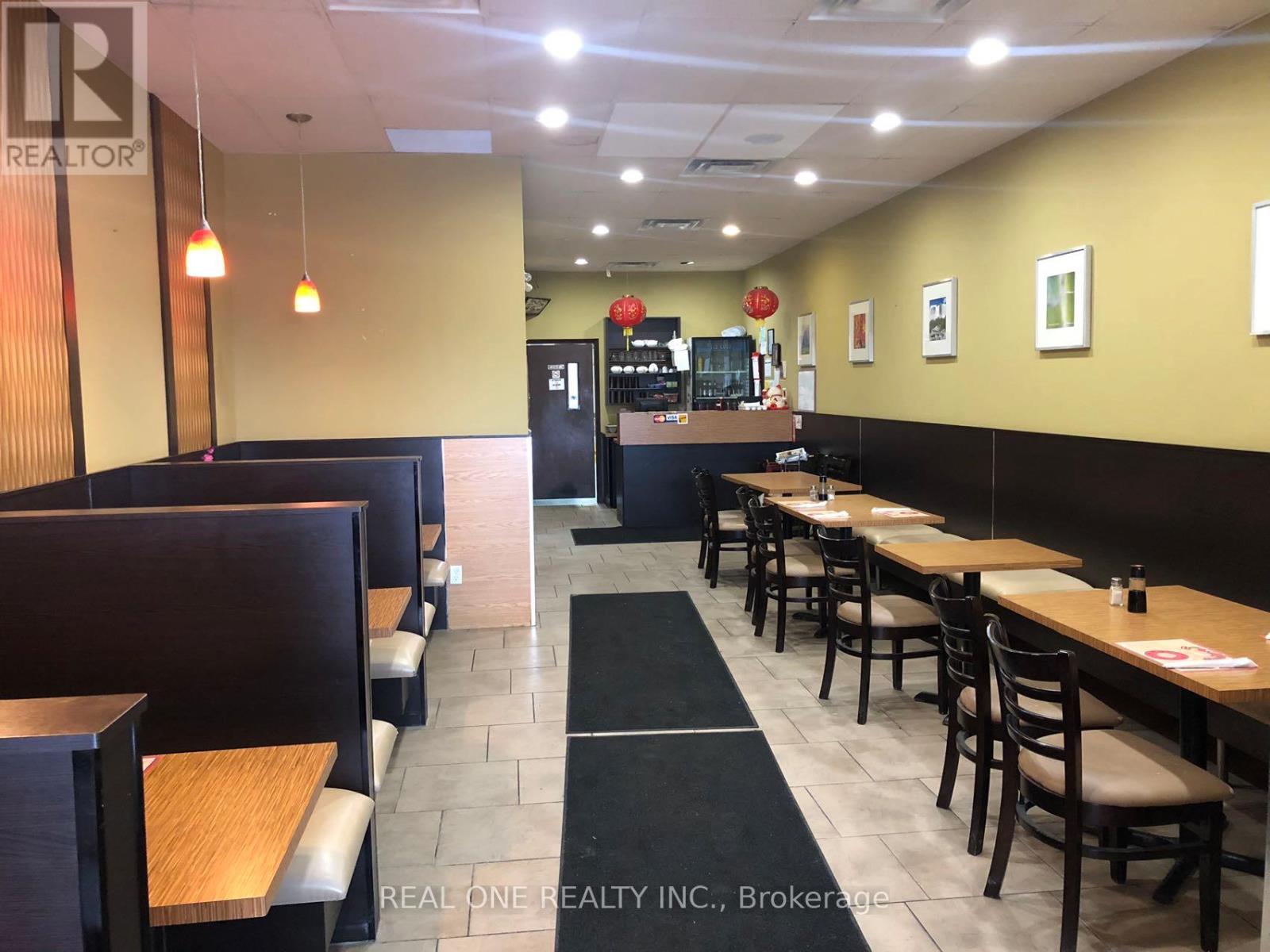 106 - 101 Osler Drive, Hamilton, Ontario  L9H 4H4 - Photo 2 - X12558658