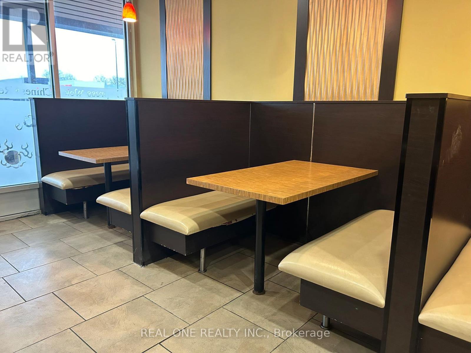 106 - 101 Osler Drive, Hamilton, Ontario  L9H 4H4 - Photo 3 - X12558658