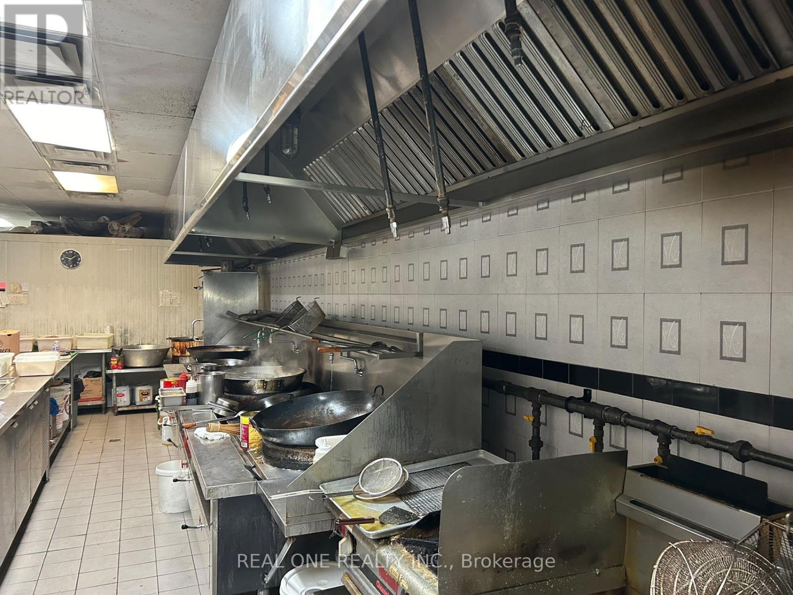 106 - 101 Osler Drive, Hamilton, Ontario  L9H 4H4 - Photo 4 - X12558658