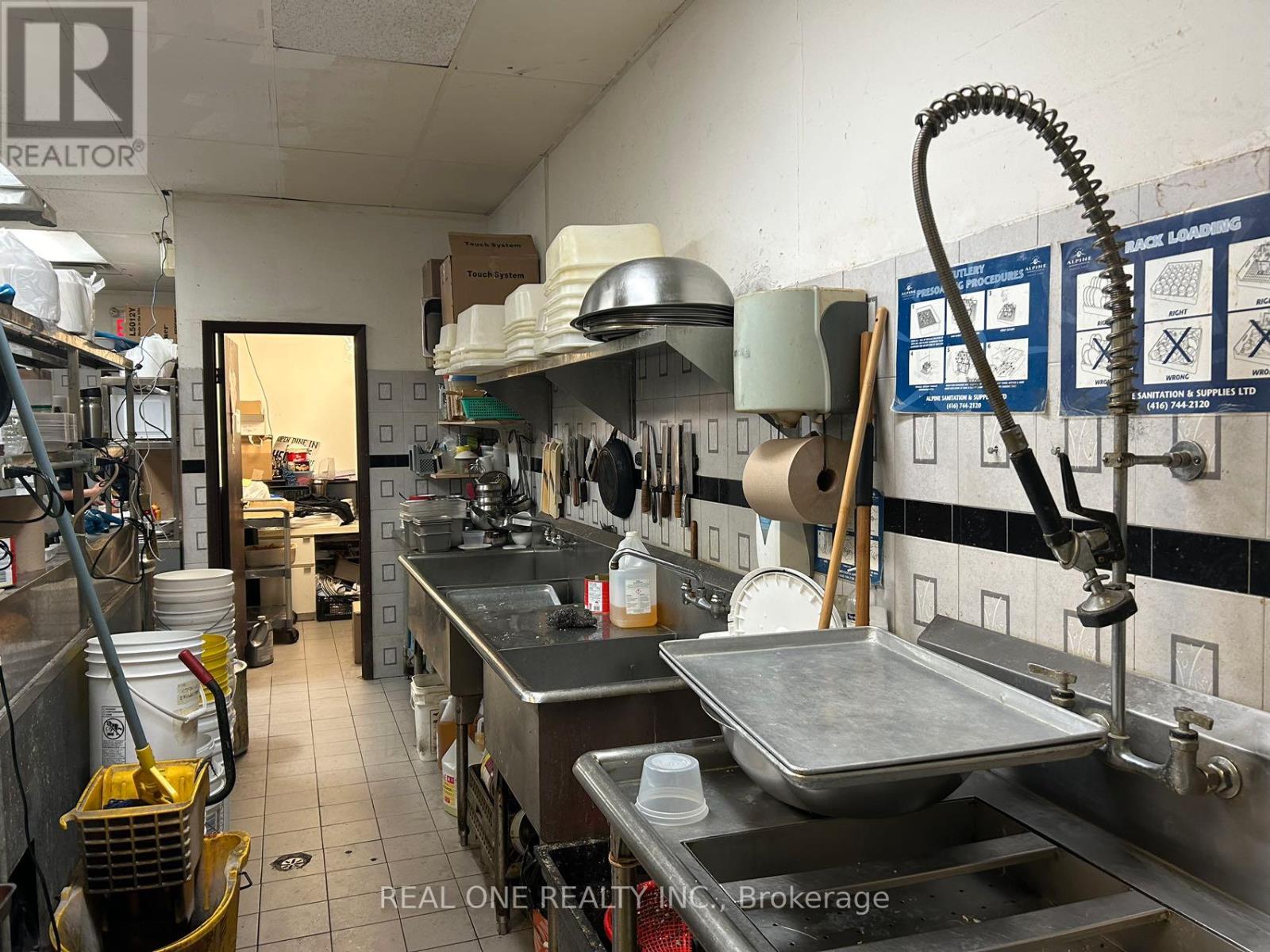 106 - 101 Osler Drive, Hamilton, Ontario  L9H 4H4 - Photo 5 - X12558658