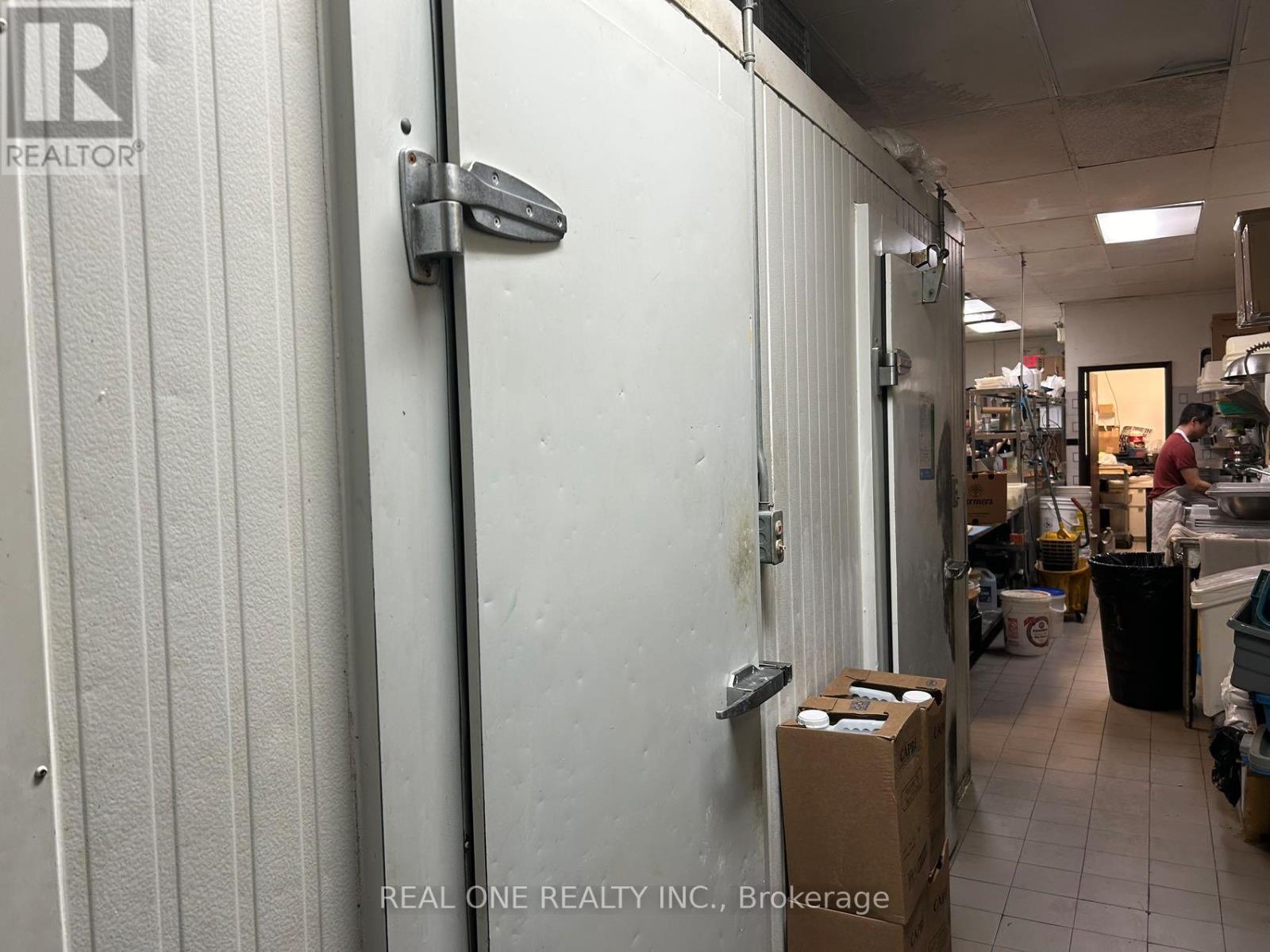 106 - 101 Osler Drive, Hamilton, Ontario  L9H 4H4 - Photo 8 - X12558658