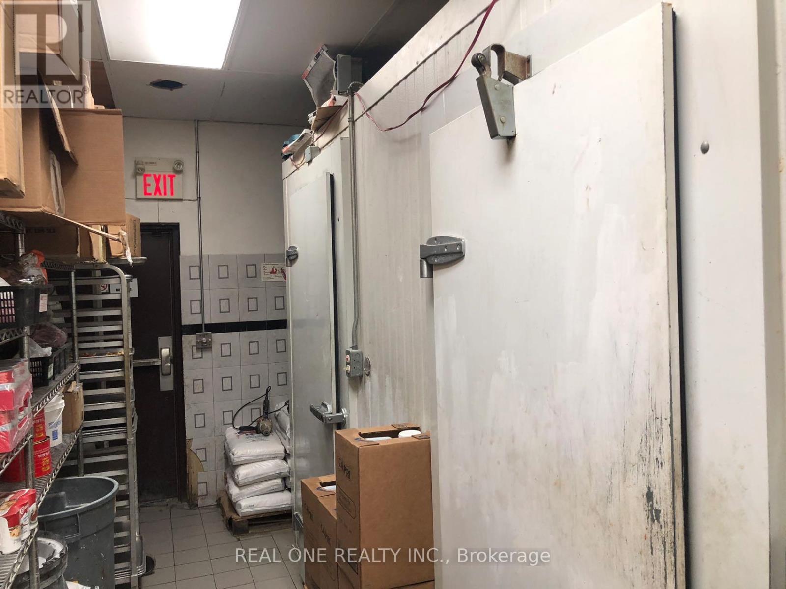 106 - 101 Osler Drive, Hamilton, Ontario  L9H 4H4 - Photo 9 - X12558658