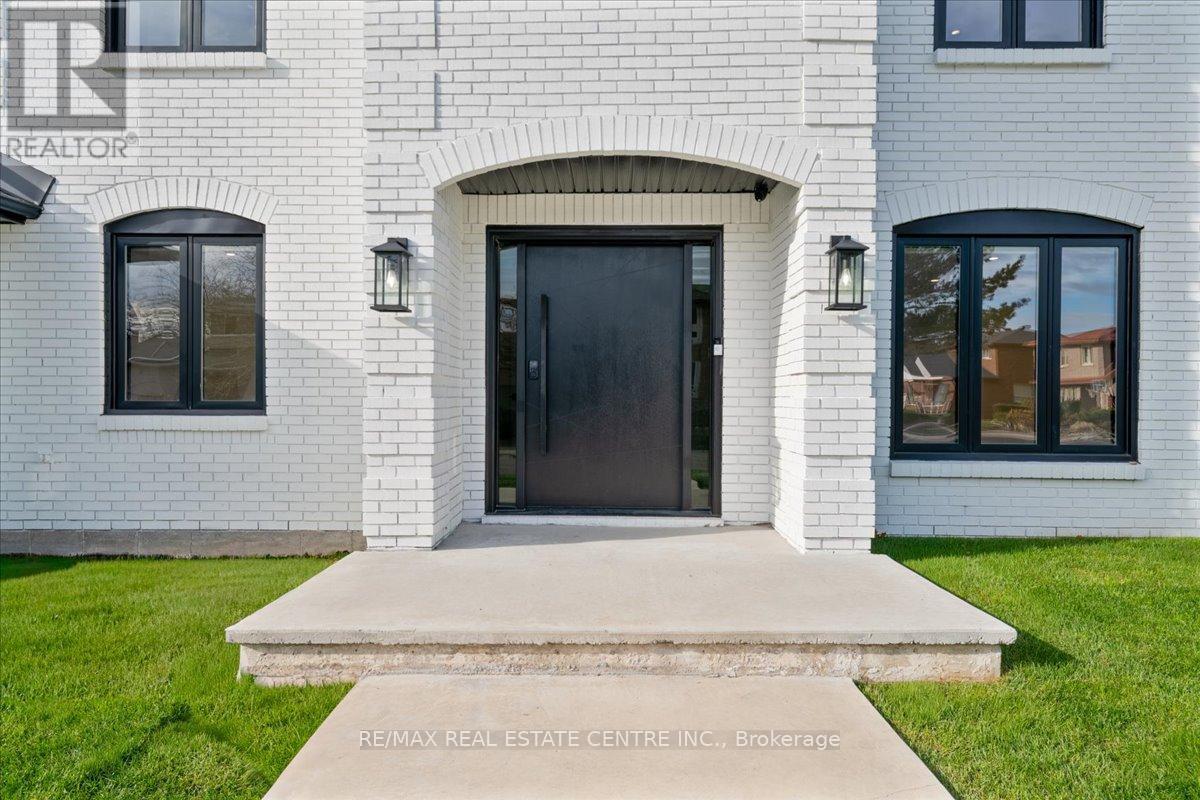 32 Elena Court, Hamilton, Ontario  L9C 7P7 - Photo 2 - X12558730