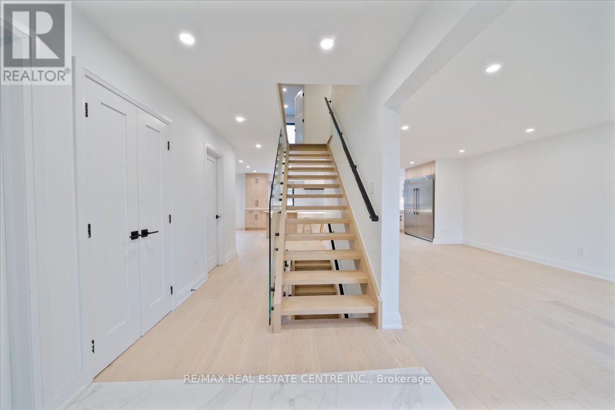 32 Elena Court, Hamilton, Ontario  L9C 7P7 - Photo 3 - X12558730