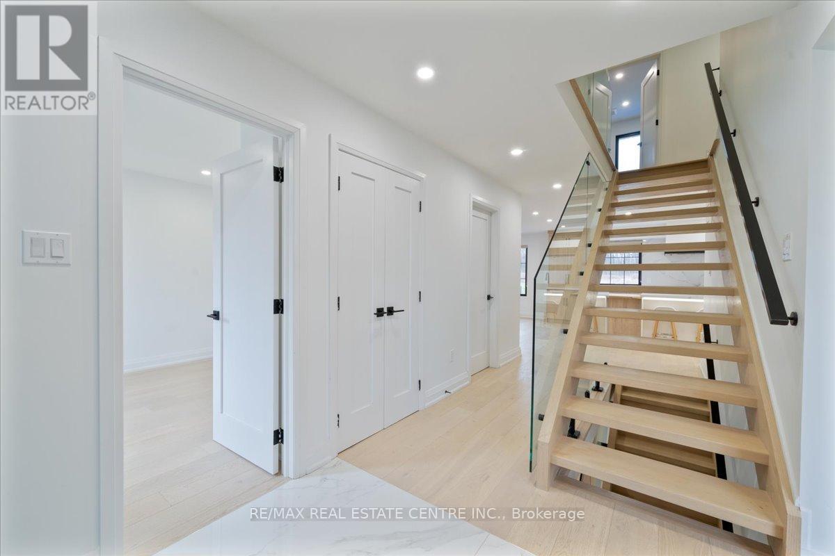 32 Elena Court, Hamilton, Ontario  L9C 7P7 - Photo 4 - X12558730