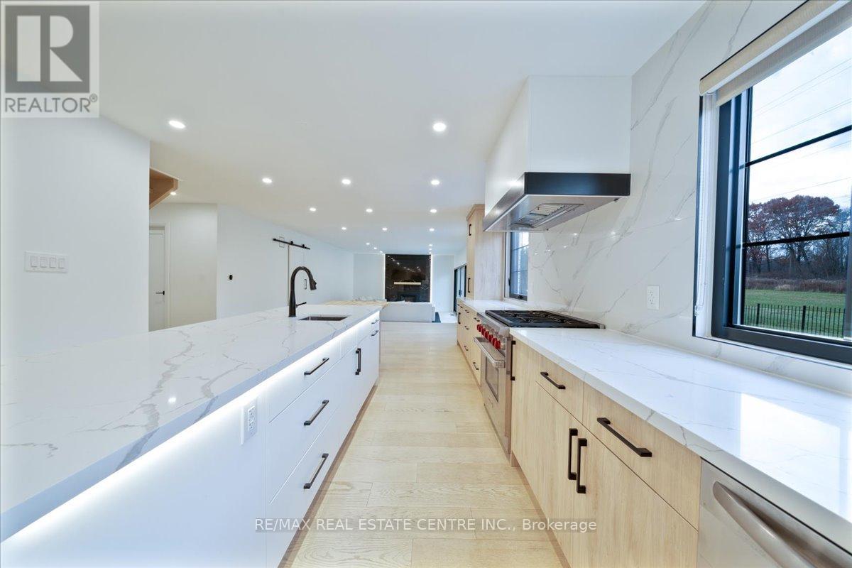 32 Elena Court, Hamilton, Ontario  L9C 7P7 - Photo 8 - X12558730