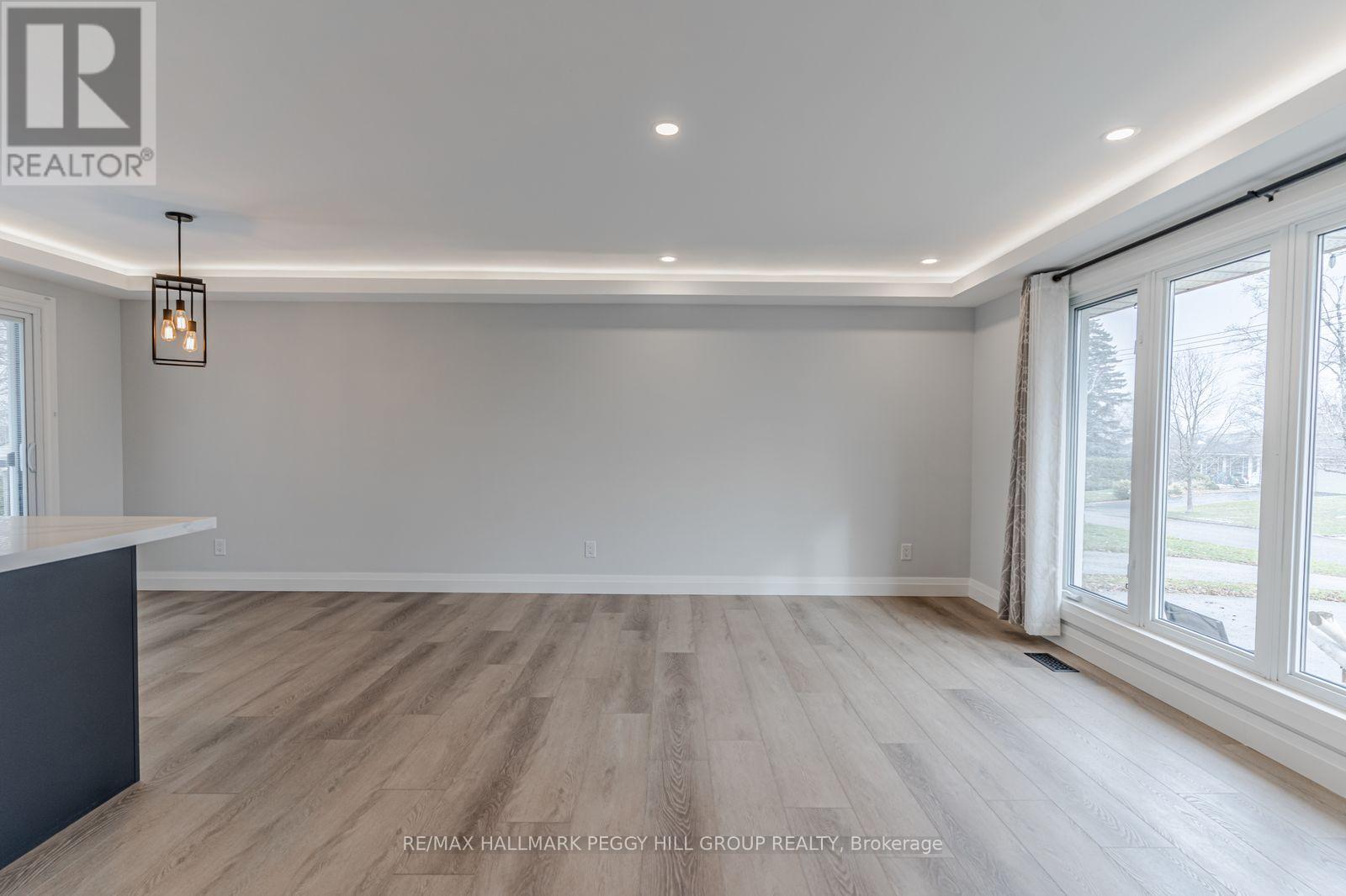 Upper - 20 Ottaway Avenue, Barrie, Ontario  L4M 2W7 - Photo 7 - S12468570