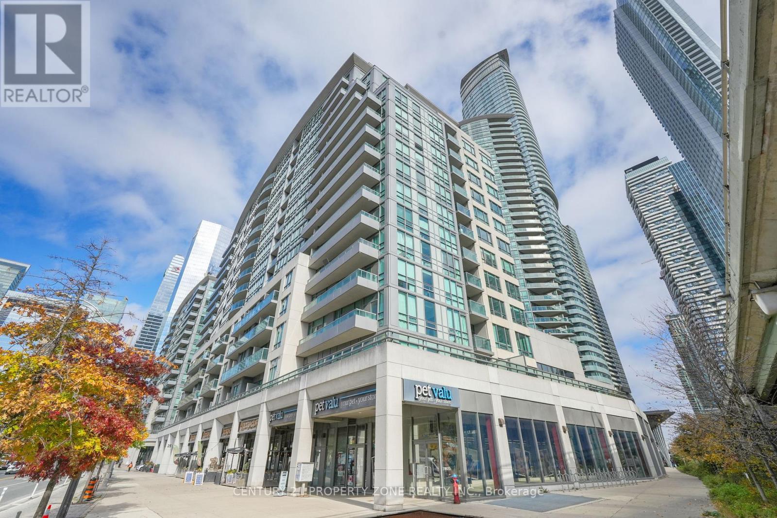 527 - 25 LOWER SIMCOE STREET, Toronto, Ontario