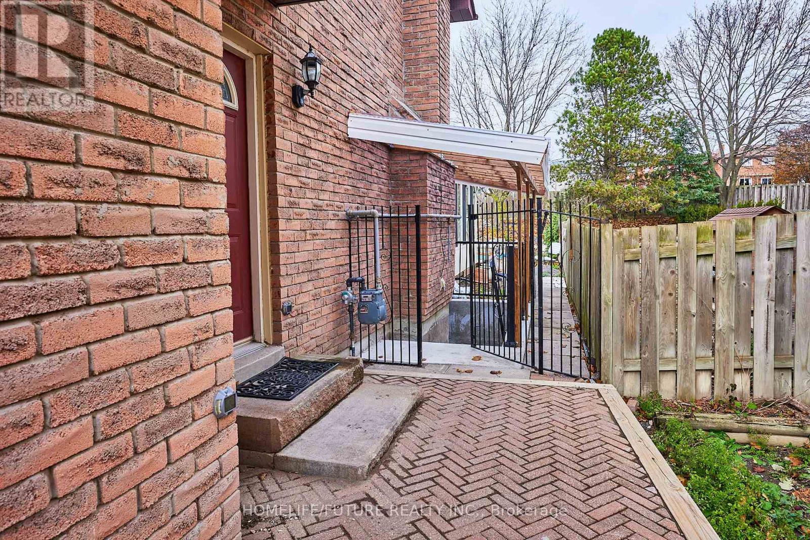 86 Robinson Crescent, Whitby, Ontario  L1N 6W5 - Photo 3 - E12558926