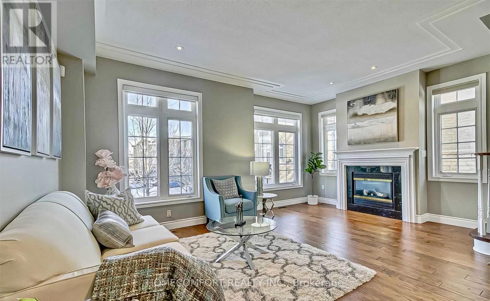 38 Burgon Place, Aurora, Ontario  L4G 7Y2 - Photo 2 - N12558900