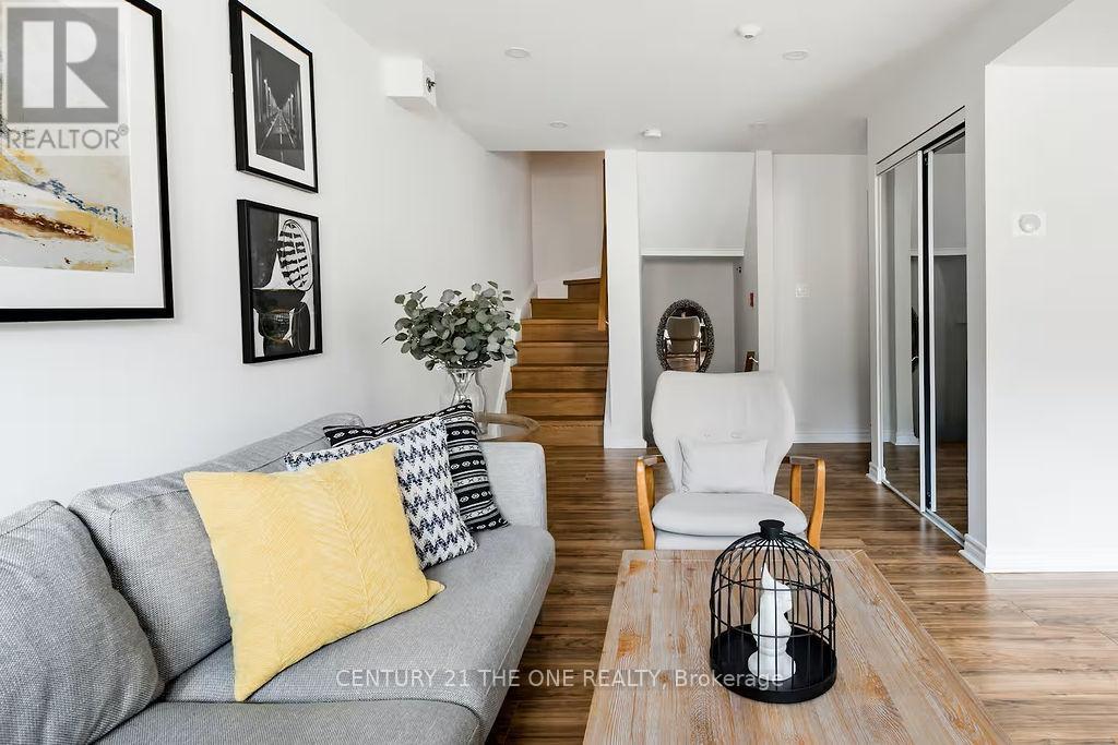 721 - 75 Weldrick Road E, Richmond Hill, Ontario  L4C 0H9 - Photo 2 - N12558942