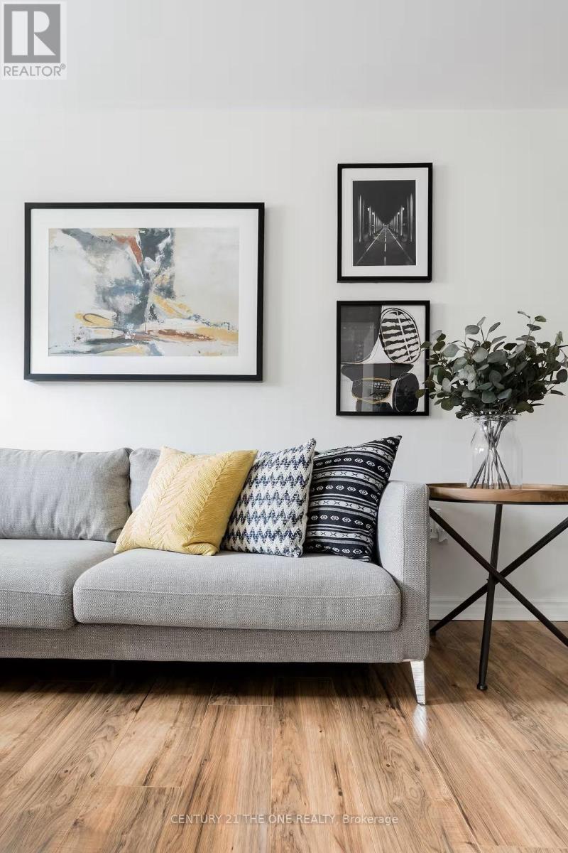 721 - 75 Weldrick Road E, Richmond Hill, Ontario  L4C 0H9 - Photo 3 - N12558942