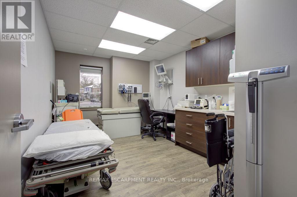 201 - 340 York Boulevard, Hamilton, Ontario  L8R 3L2 - Photo 11 - X12557038