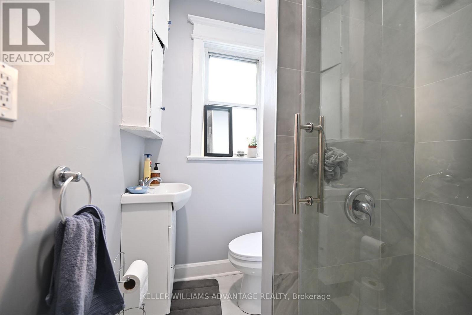 Upper - 370 Woodbine Avenue, Toronto, Ontario  M4L 3P6 - Photo 13 - E12557772