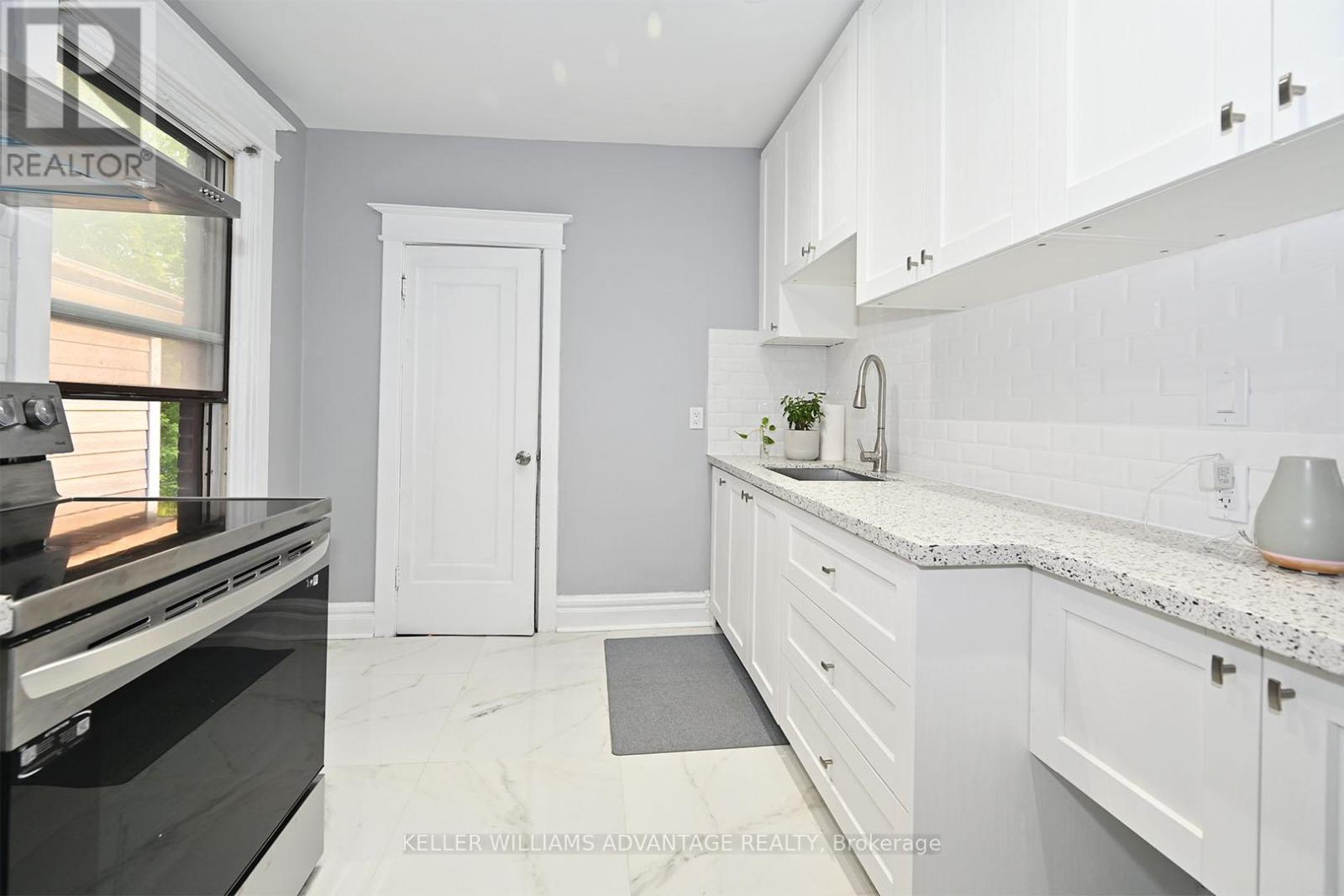 Upper - 370 Woodbine Avenue, Toronto, Ontario  M4L 3P6 - Photo 12 - E12557772