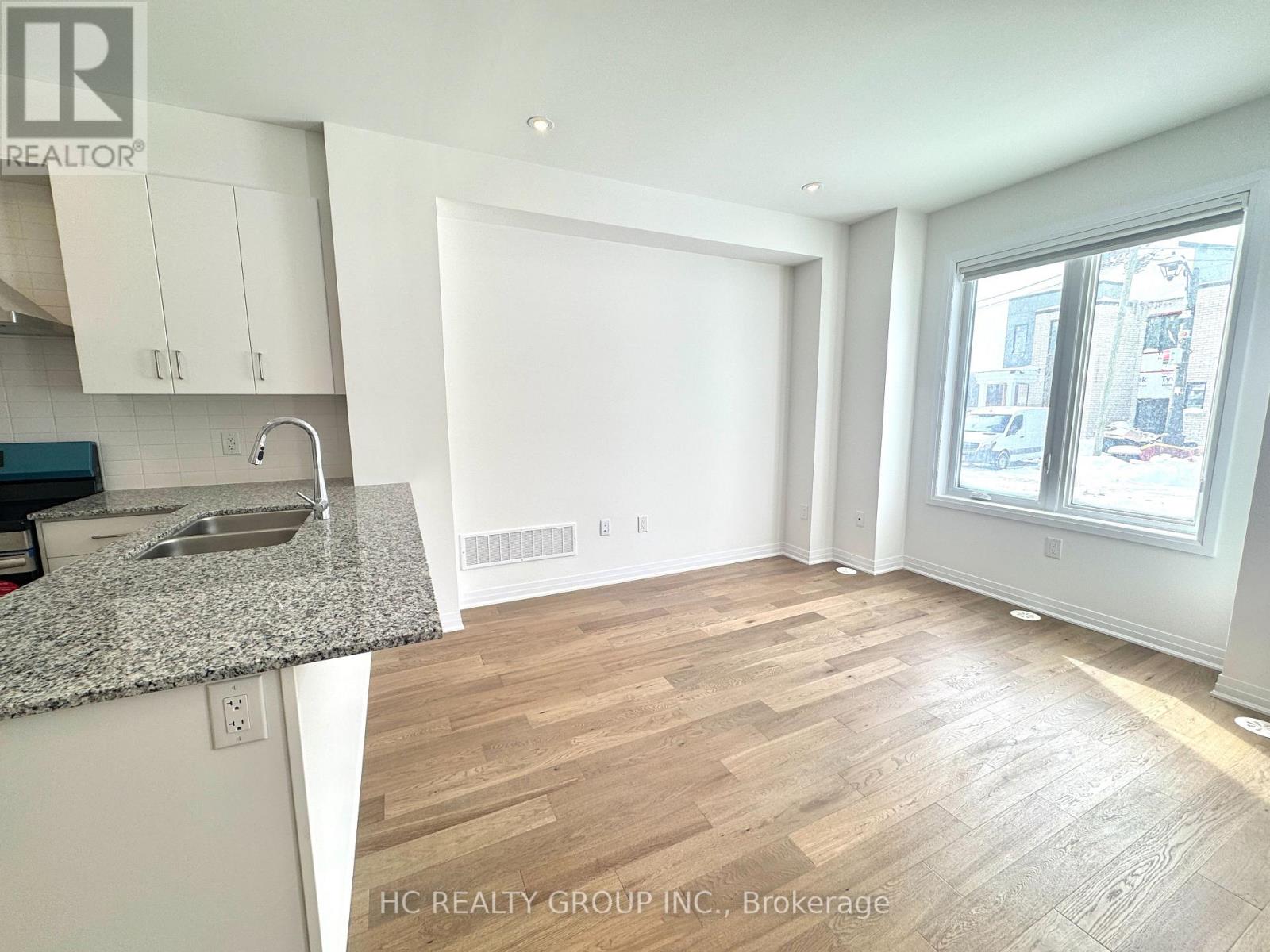 3219 Crystal Drive, Oakville, Ontario  L6M 5S8 - Photo 4 - W12552360