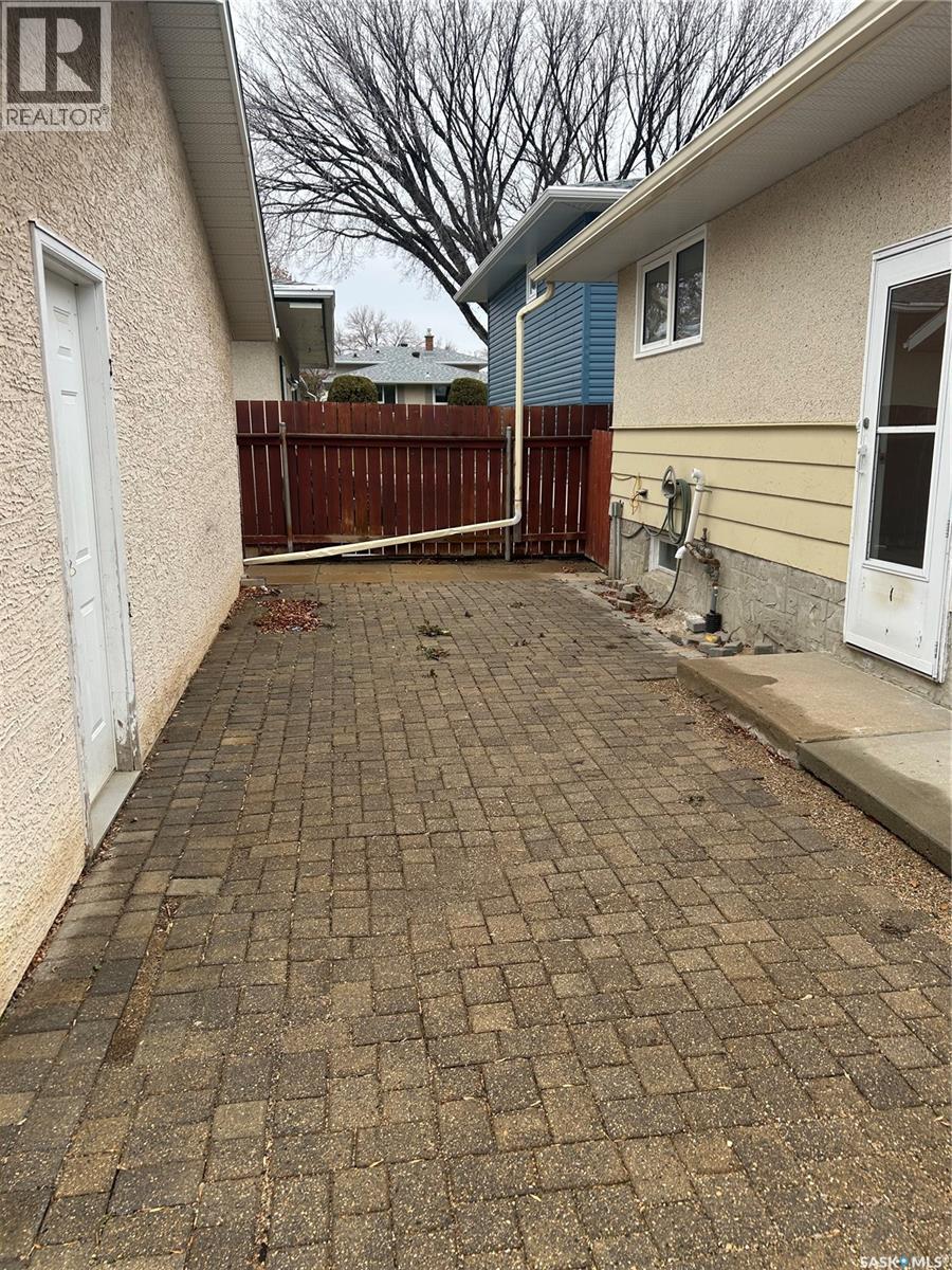 36 Andros Bay, Regina, Saskatchewan  S4R 5K6 - Photo 19 - SK024316