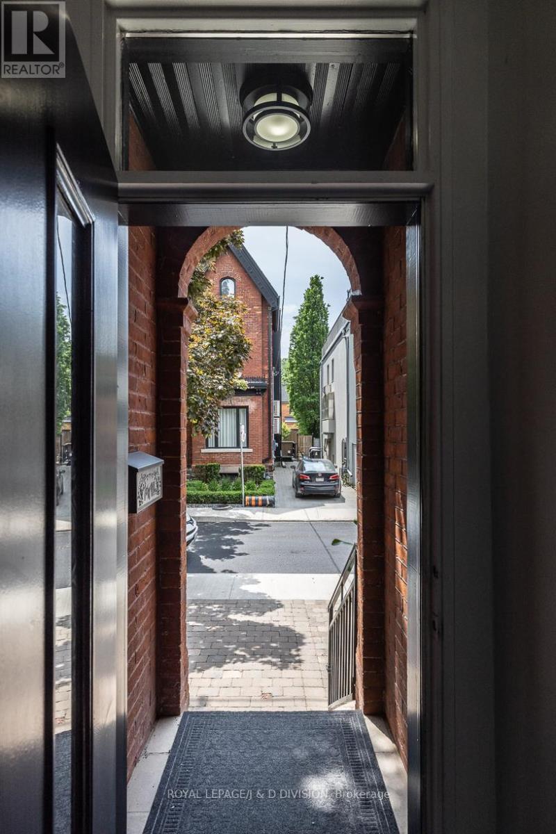 16 Boswell Avenue, Toronto, Ontario  M5R 1M4 - Photo 2 - C12559154