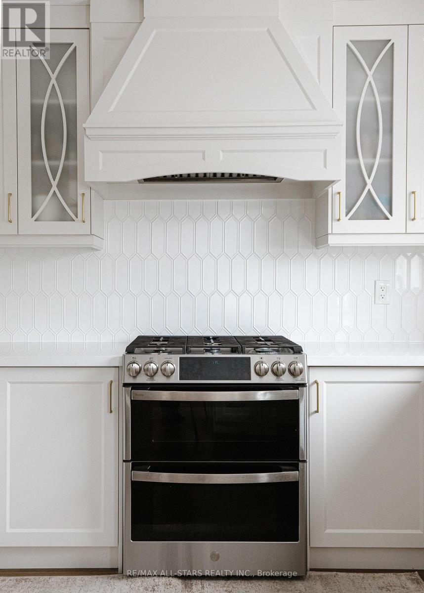 10 Thicketwood Boulevard, Whitchurch-Stouffville, Ontario  L4A 1K1 - Photo 4 - N12559034