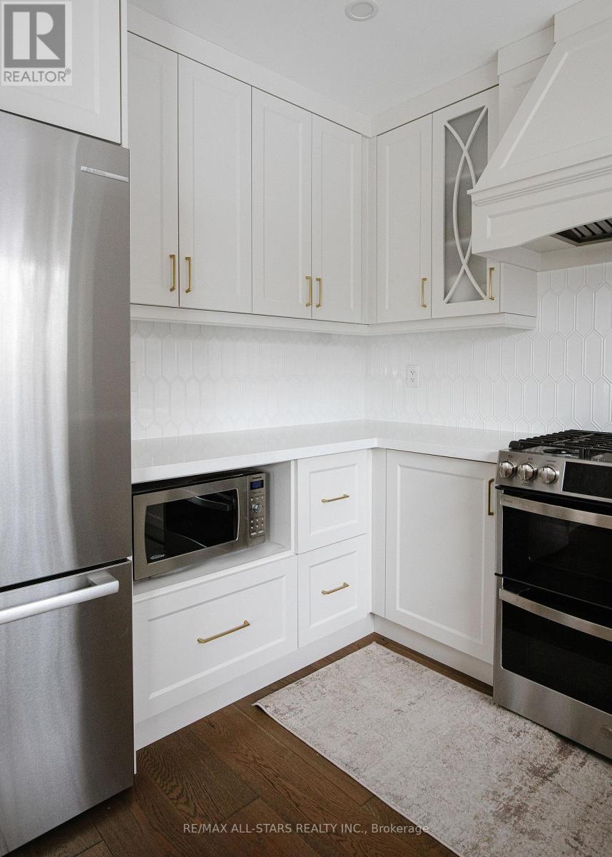 10 Thicketwood Boulevard, Whitchurch-Stouffville, Ontario  L4A 1K1 - Photo 5 - N12559034