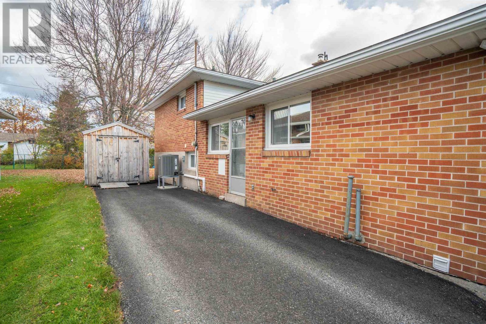 28 Princess Cres, Sault Ste. Marie, Ontario  P6B 3P3 - Photo 2 - SM253238