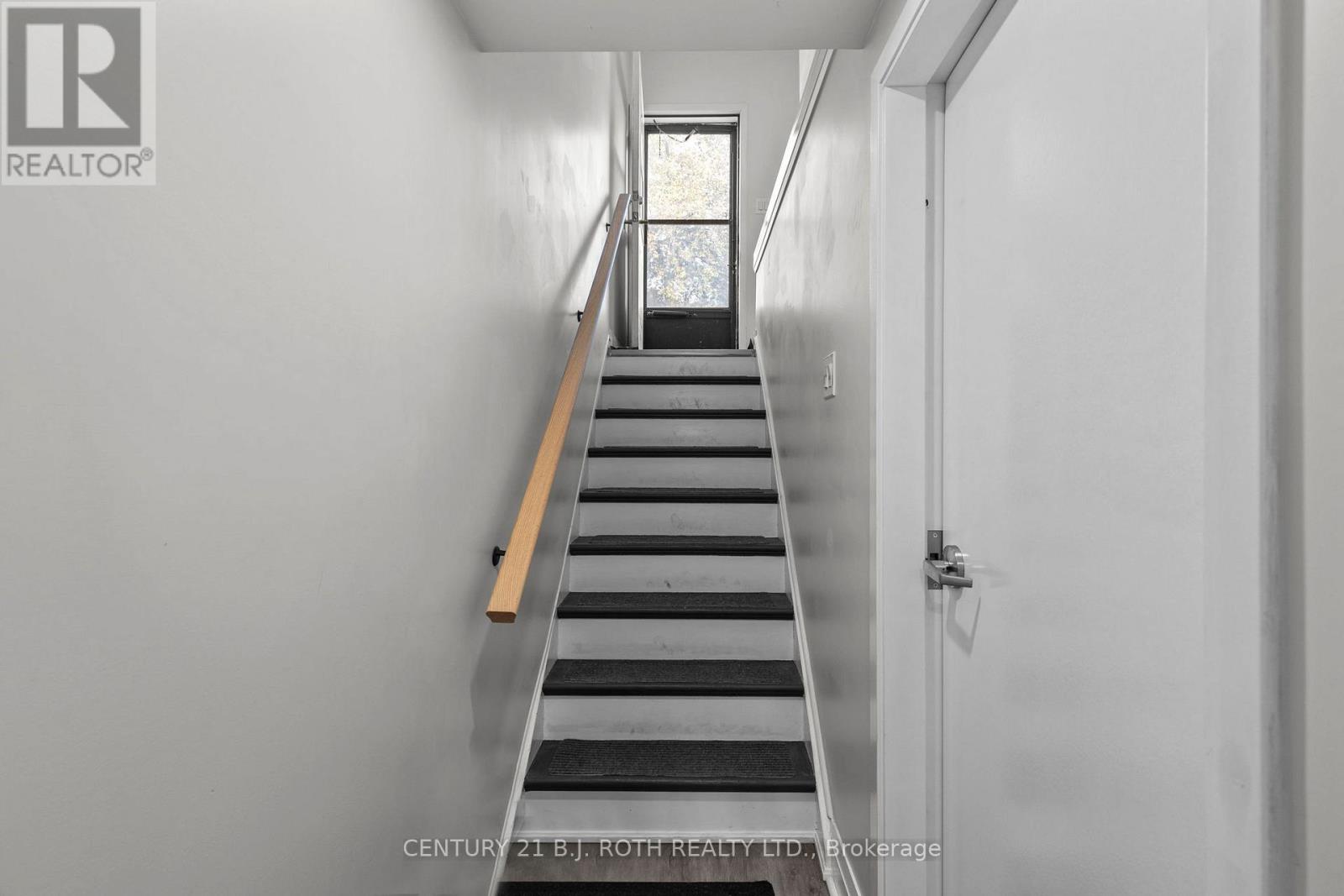 215 Rose Street, Barrie, Ontario  L4M 2T8 - Photo 3 - S12559198