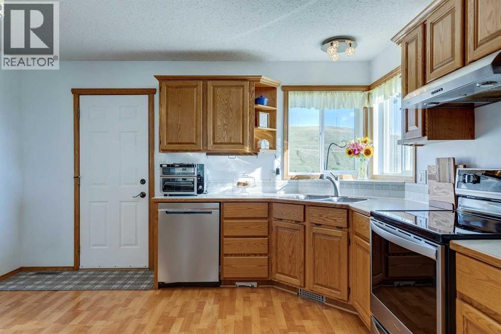 18 Cambridge Drive, Carbon, Alberta  T0M 0L0 - Photo 11 - A2257816