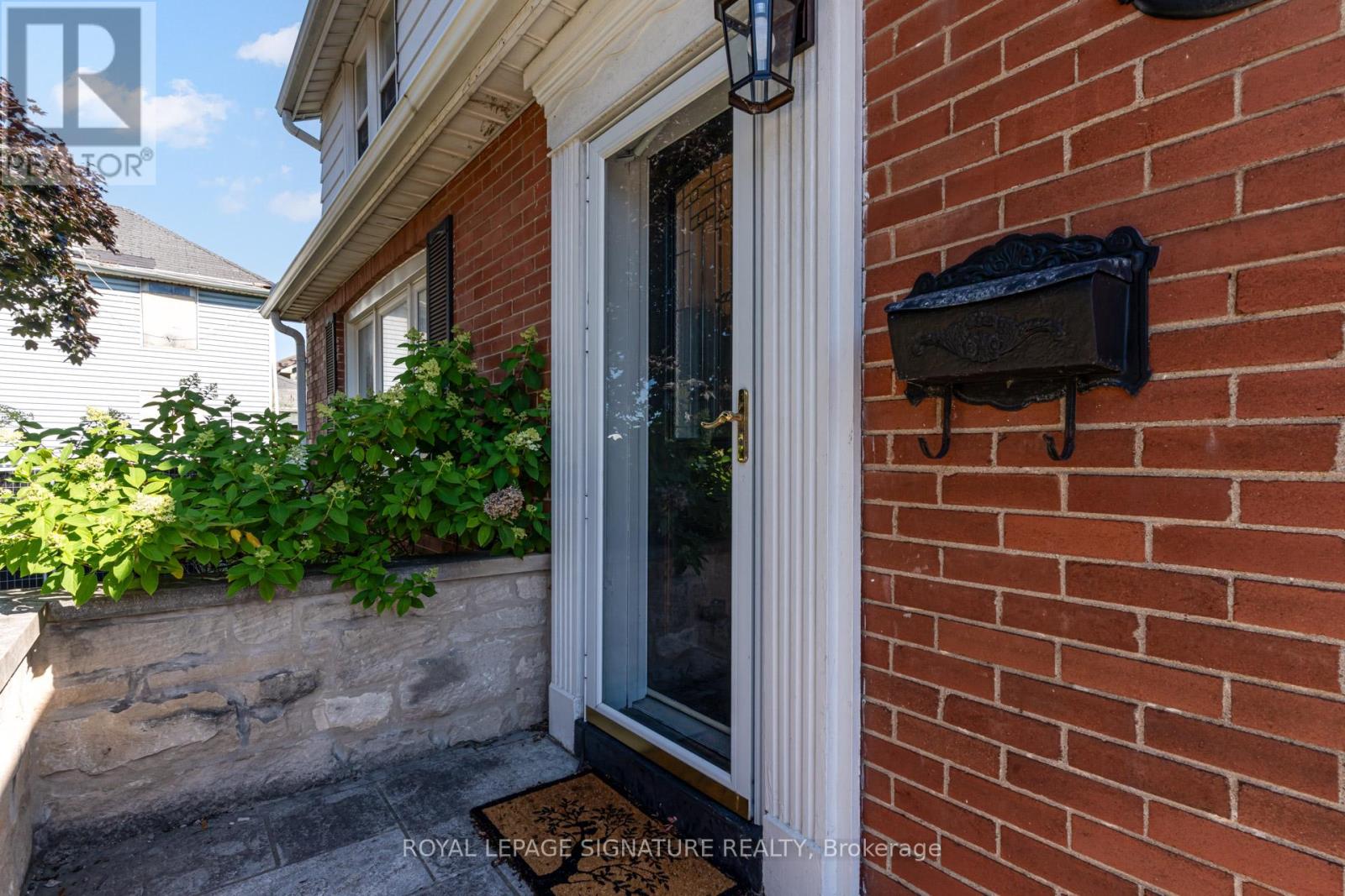 755 Maple Avenue, Burlington, Ontario  L7S 2K1 - Photo 2 - W12559204