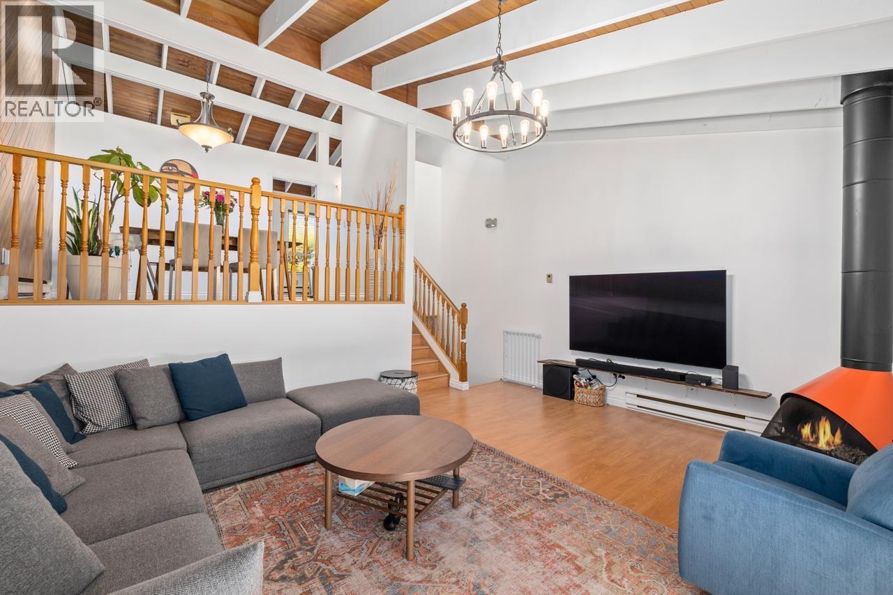 2686 Kingsford Avenue, Burnaby, British Columbia  V5B 4L6 - Photo 4 - R3068692