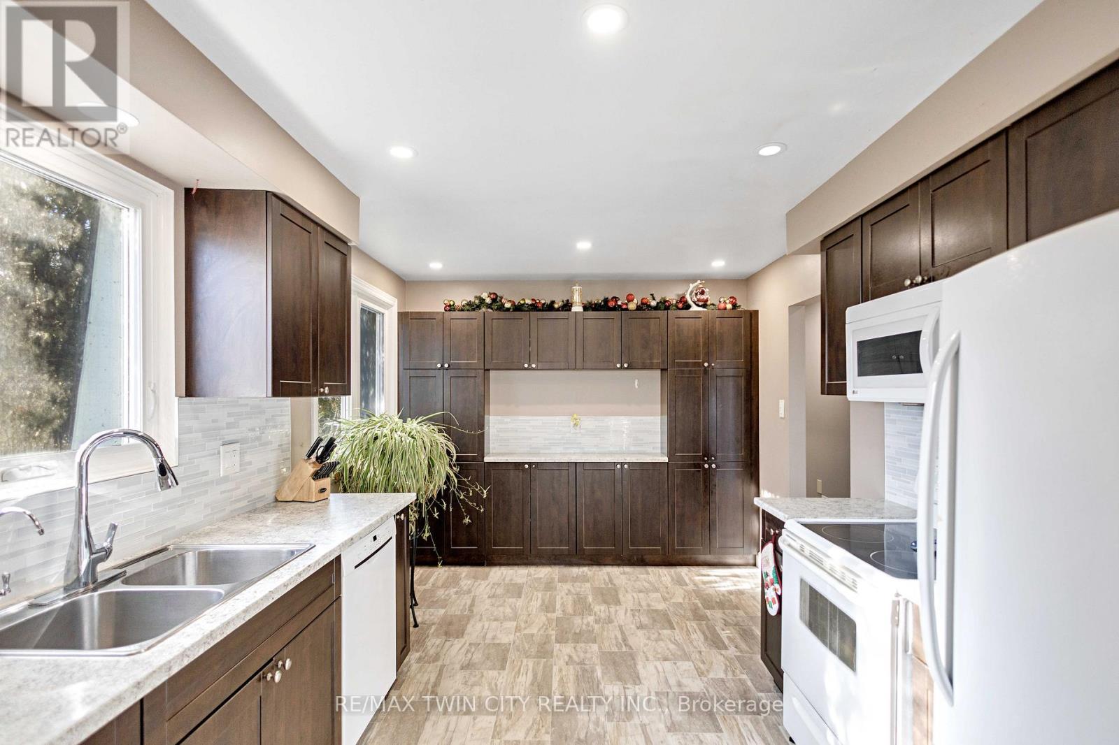 36 Valerie Court, Cambridge, Ontario  N3C 3H4 - Photo 12 - X12559028