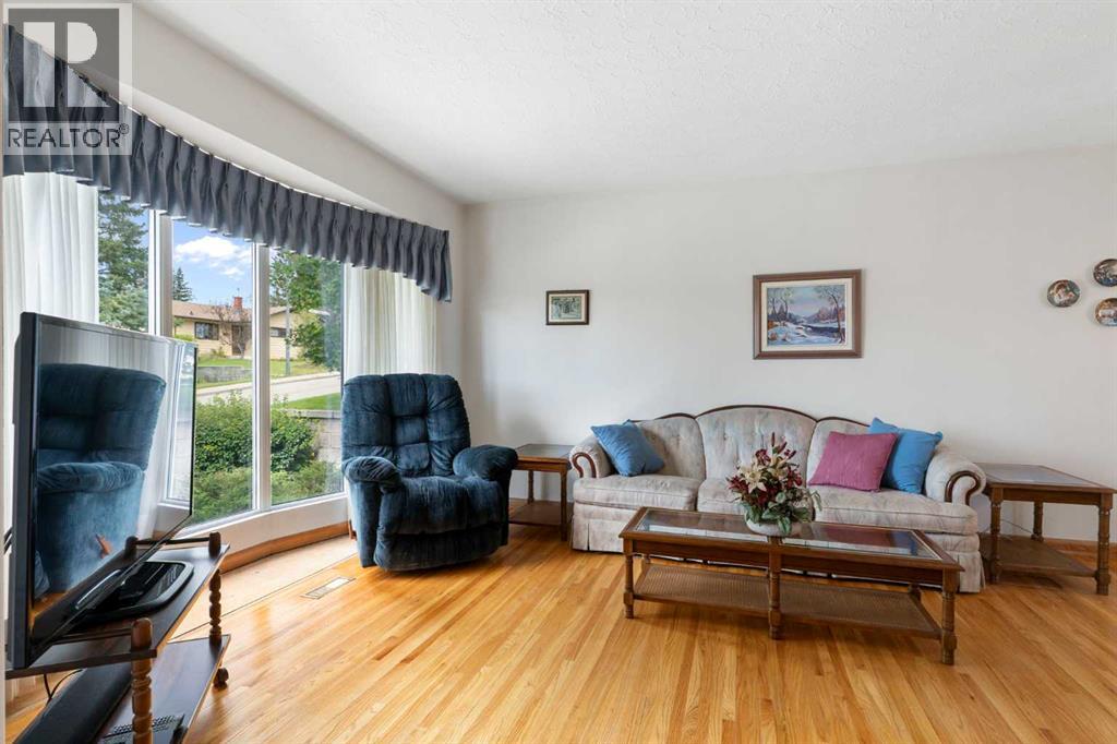 16 Chatham Drive Nw, Calgary, Alberta  T2L 0Z5 - Photo 3 - A2250264