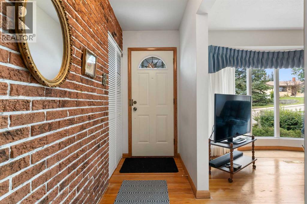 16 Chatham Drive Nw, Calgary, Alberta  T2L 0Z5 - Photo 2 - A2250264