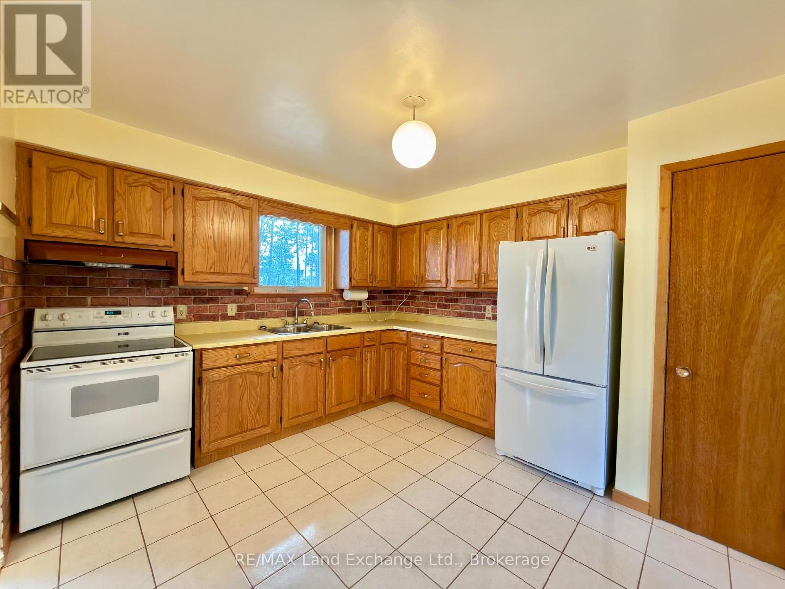 677 Devonshire Road, Saugeen Shores, Ontario  N0H 2C3 - Photo 6 - X12559242