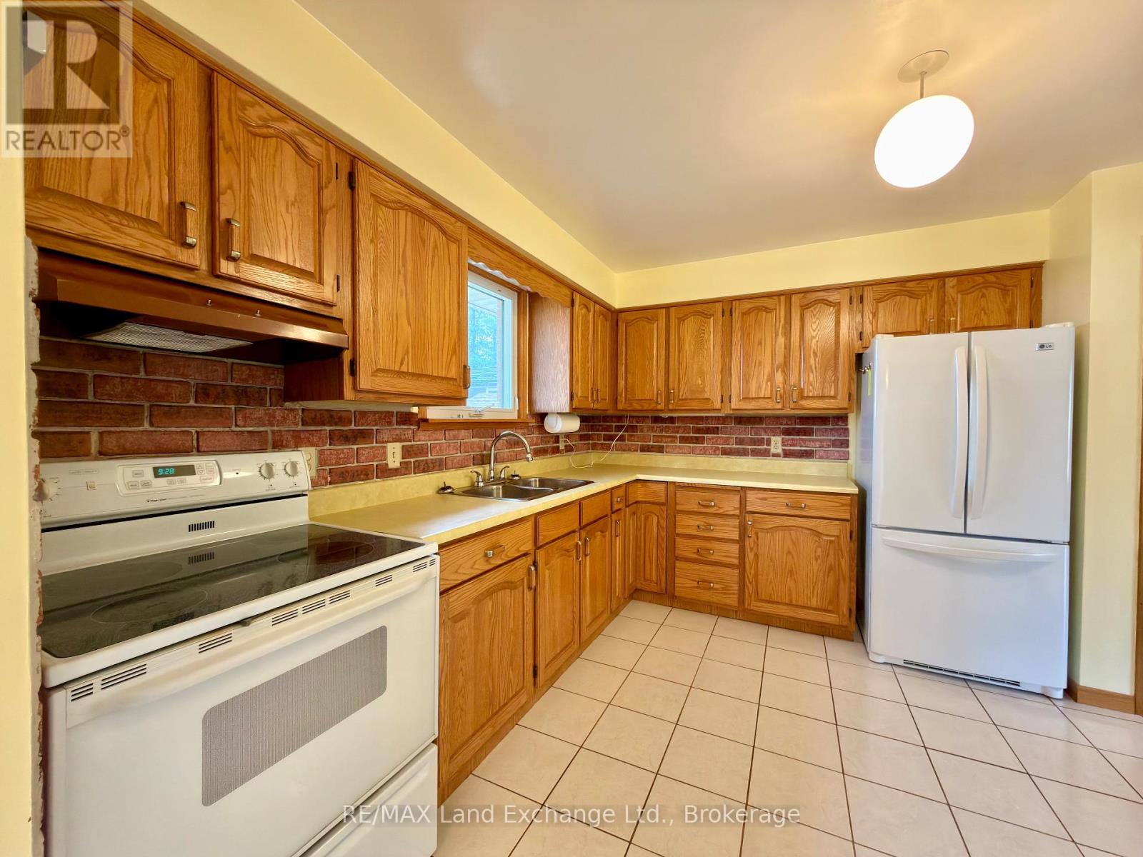 677 Devonshire Road, Saugeen Shores, Ontario  N0H 2C3 - Photo 7 - X12559242