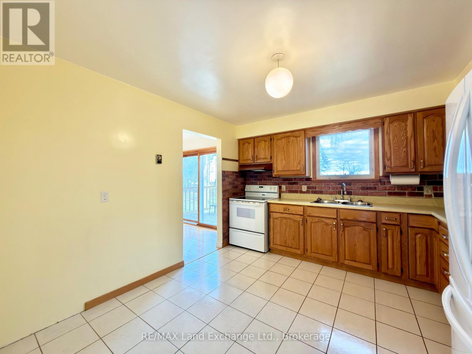 677 Devonshire Road, Saugeen Shores, Ontario  N0H 2C3 - Photo 8 - X12559242