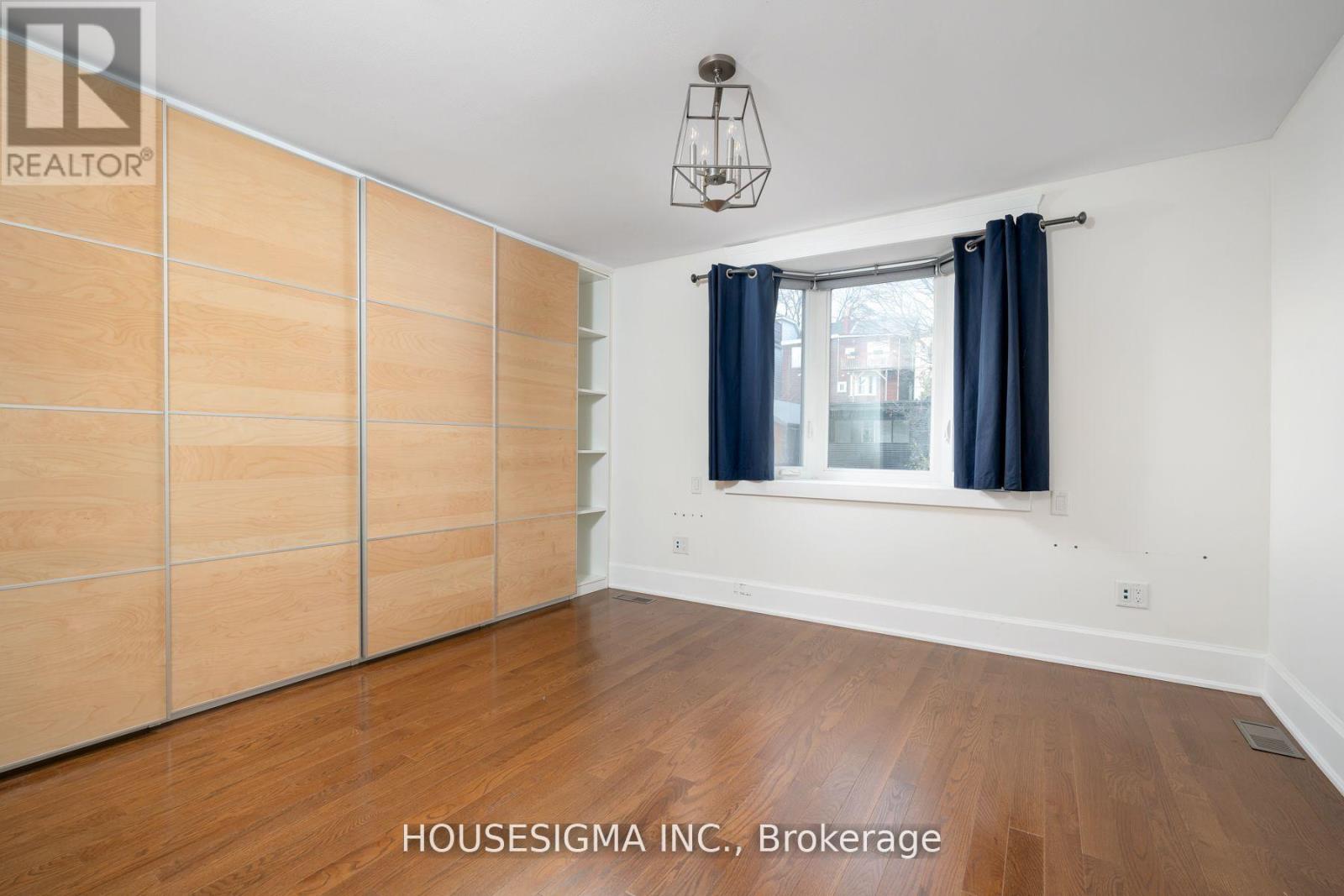 Upper - 334 Riverdale Avenue, Toronto, Ontario  M4J 1A2 - Photo 10 - E12559258