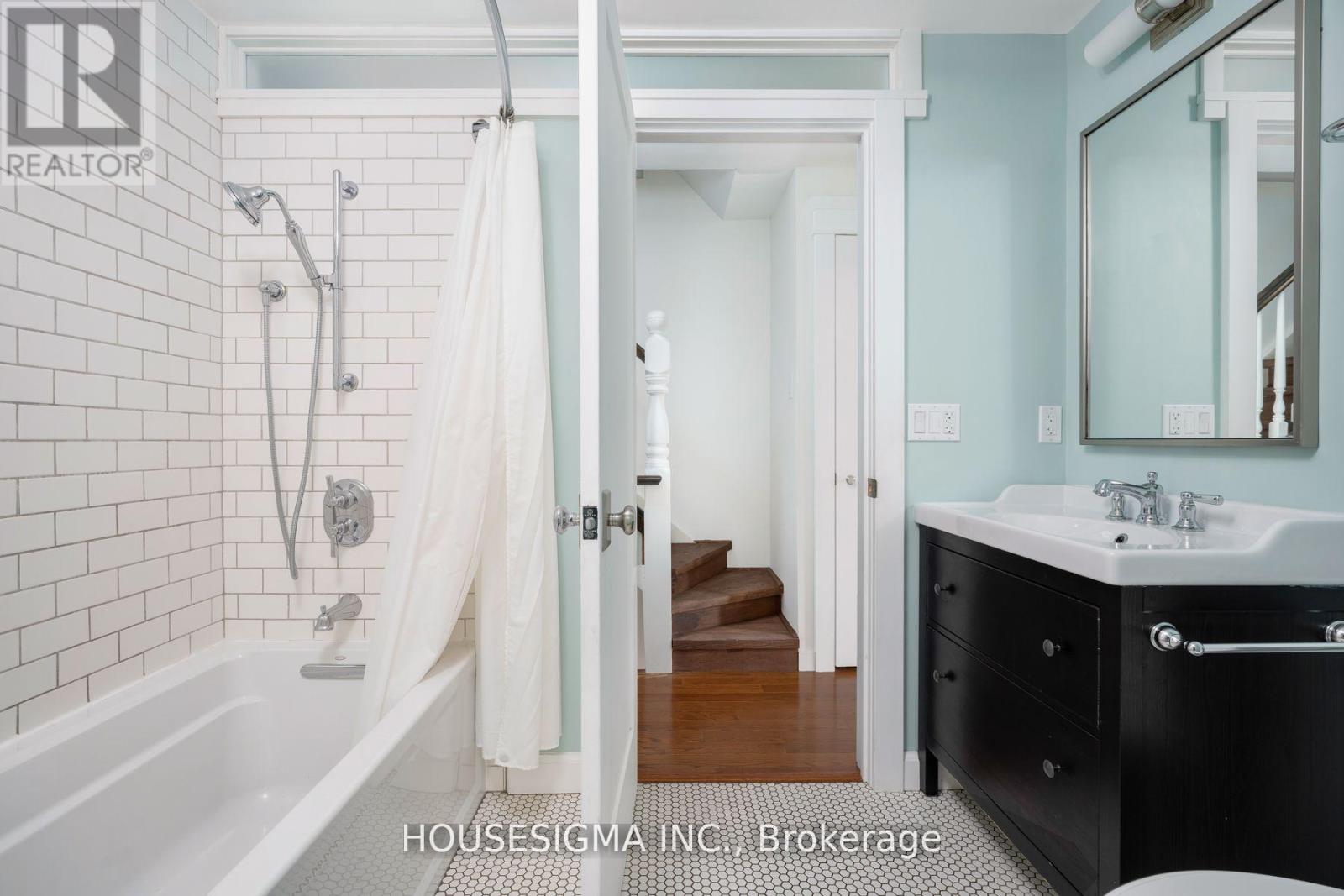 Upper - 334 Riverdale Avenue, Toronto, Ontario  M4J 1A2 - Photo 14 - E12559258