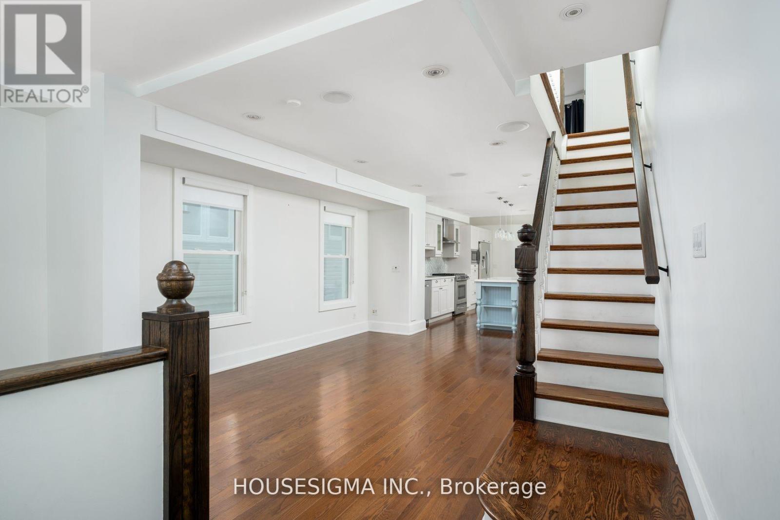 Upper - 334 Riverdale Avenue, Toronto, Ontario  M4J 1A2 - Photo 2 - E12559258